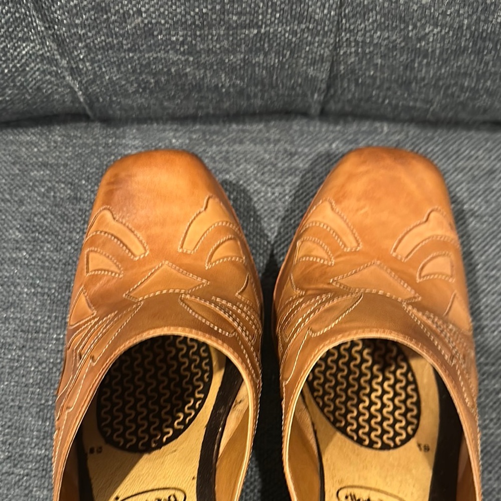 Giani Bernini Tan Leather Embroidered Mule Clogs - Picture 5 of 6